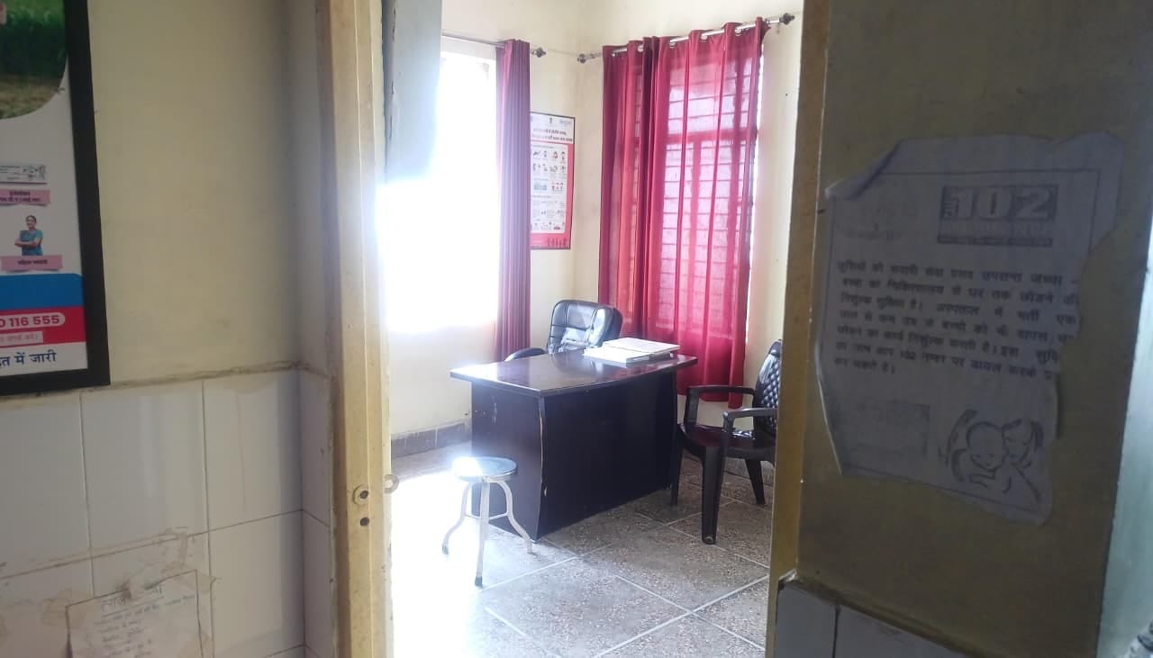 महिला चिकित्सक के न होने पर खाली पड़ा कक्ष।