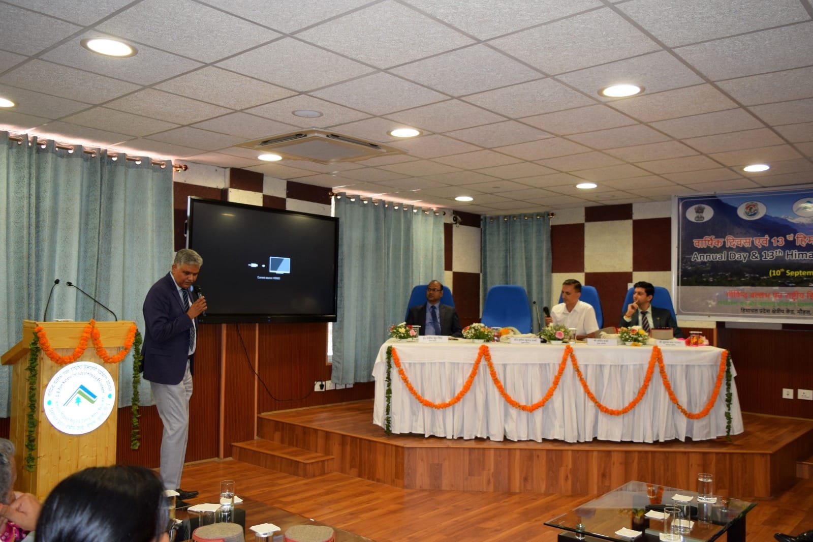 मौहल जीबी पंत में आयोजित 13वां वार्षिक दिवस में जानकारी देते मुख्य वबक्ता।-संवाद