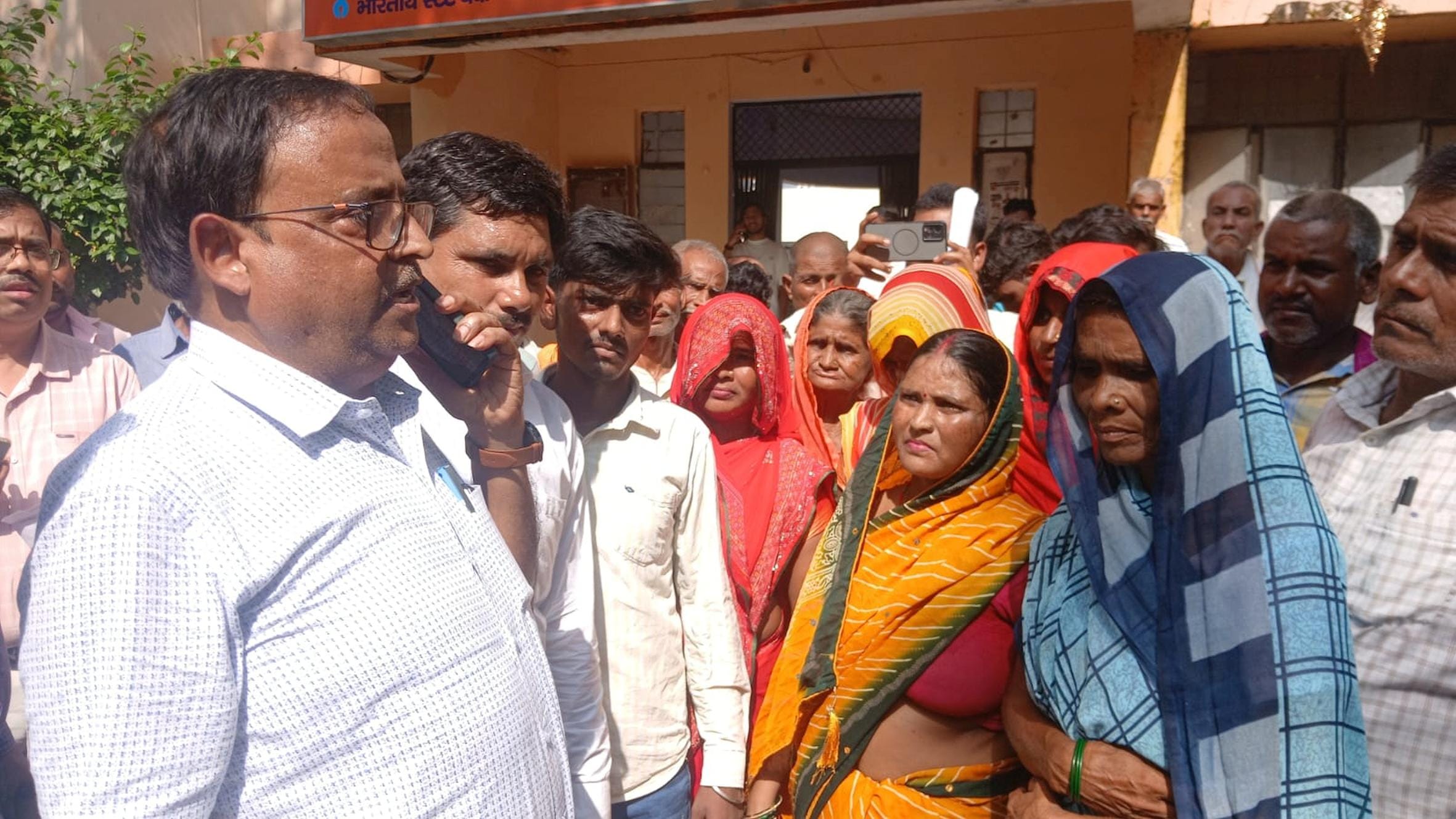 महसी में औराही गांव के रास्ते के विवाद को लेकर एसडीएम का घेराव करते ग्रामीण।