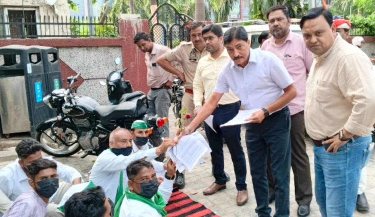 Farmers staged a sit-in at the municipal corporation gate for four hours
