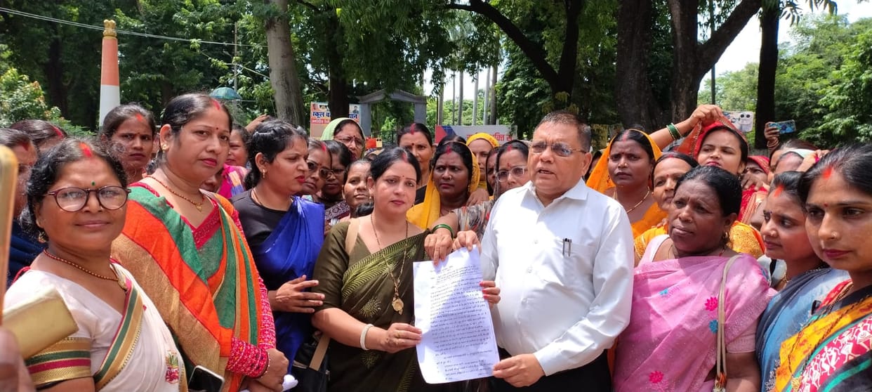 Bank Sakhis and Samooh Sakhis staged a protest to demand an increase in their honorarium.