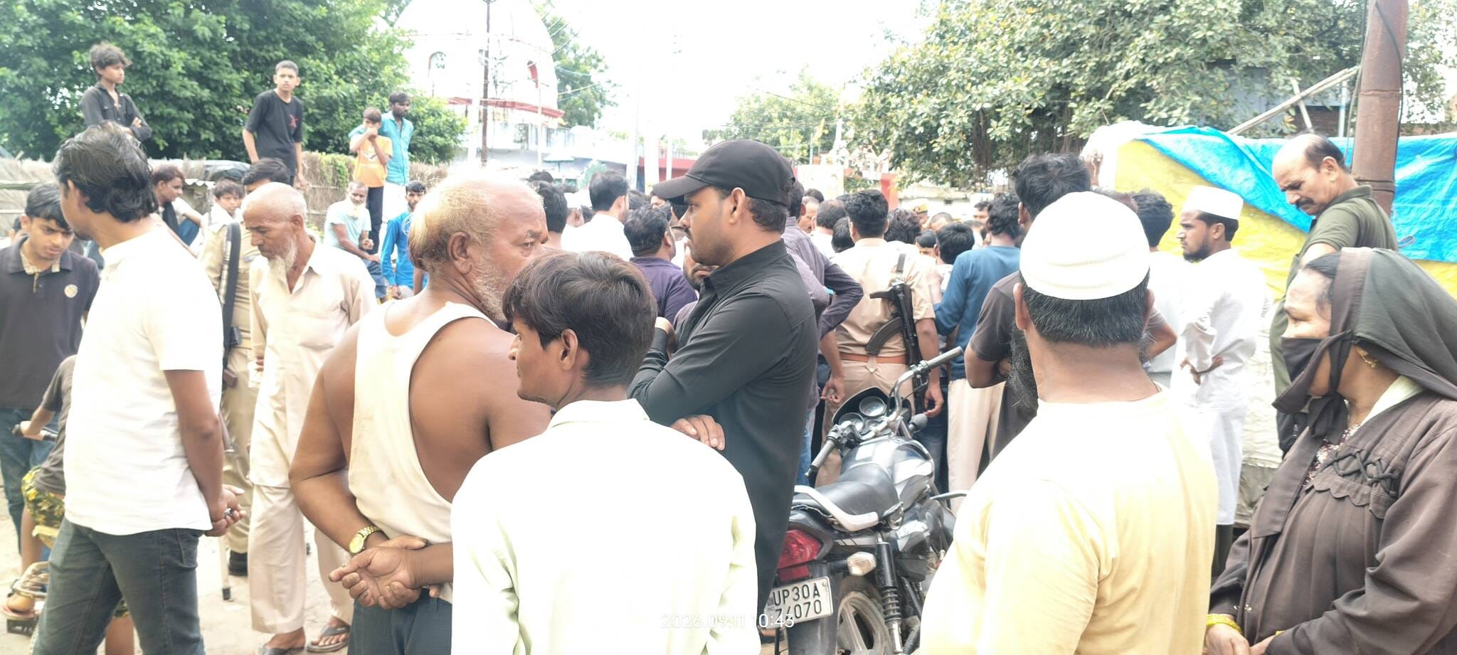 मृतक के घर पर लगी भीड़। संवाद