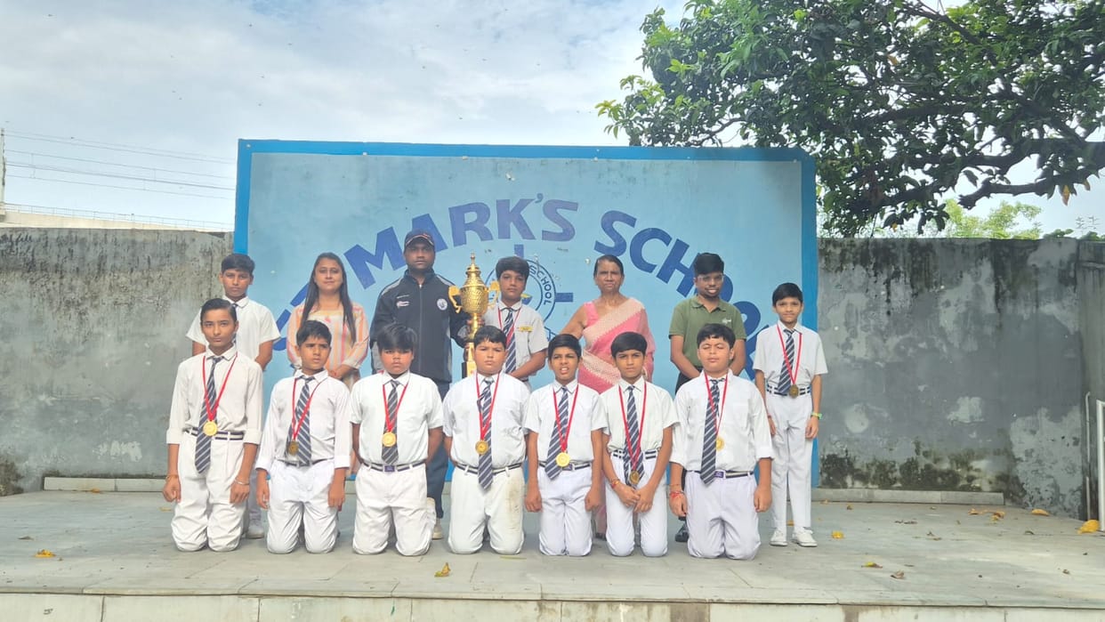 Honouring the players of the winning cricket team