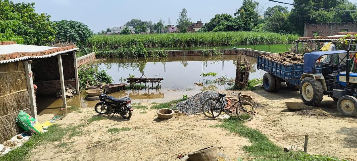 Floodwaters enter homes in Kunwarpurwa; challenge to save grain and fodder.