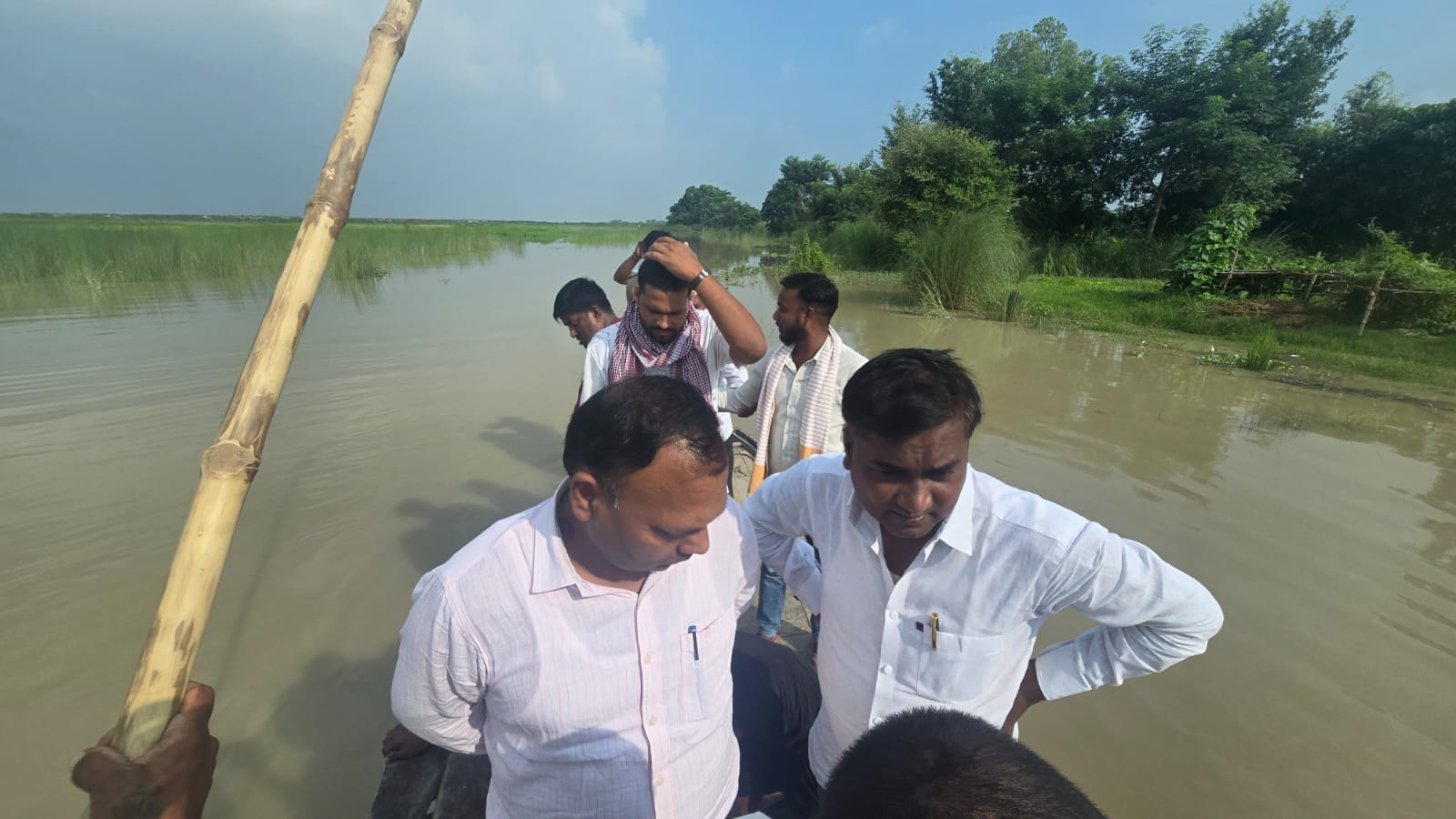 मधुबन में बाढ़ प्रभावित इलाकों का निरीक्षण करते  तहसीलदार अशोक कुमार ।संवाद