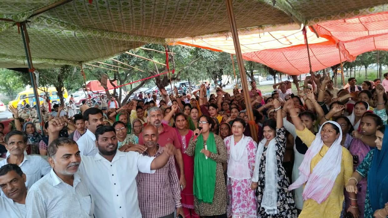 Sit-in protest over restoration of electricity and water supply in the submergence zone continues for the fifth day.