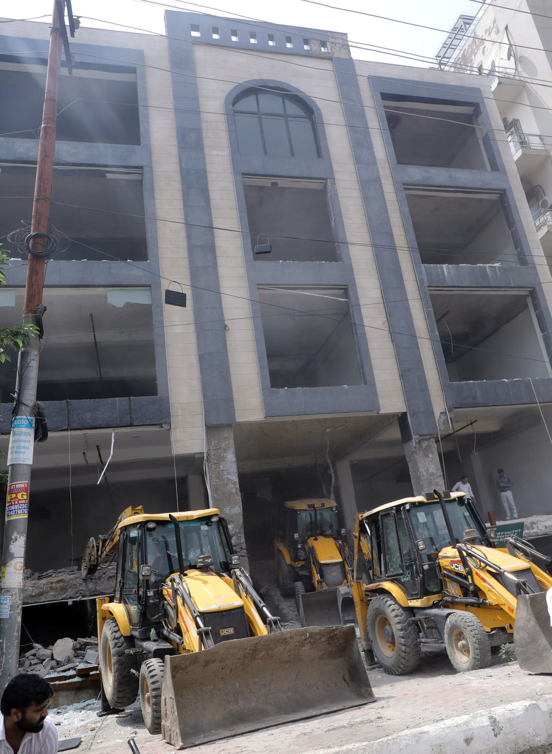 Mall being built illegally; Authority demolishes it after four years.