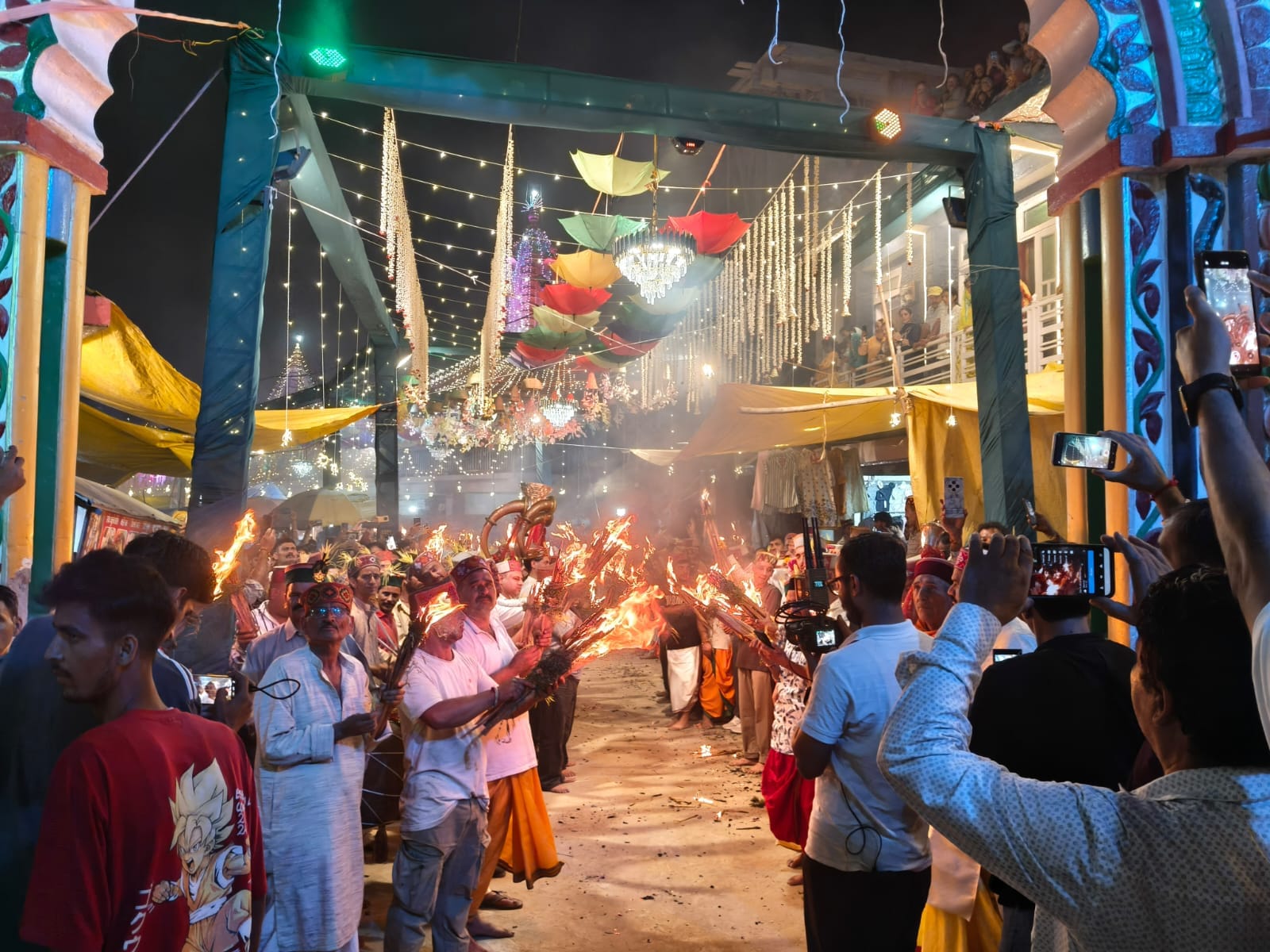 नगवाई क्षेत्र के नाऊ गांव में आयोजित माता अंबिका की वार्षिक जाग में जलती मशालों से मंदिर पहुंच