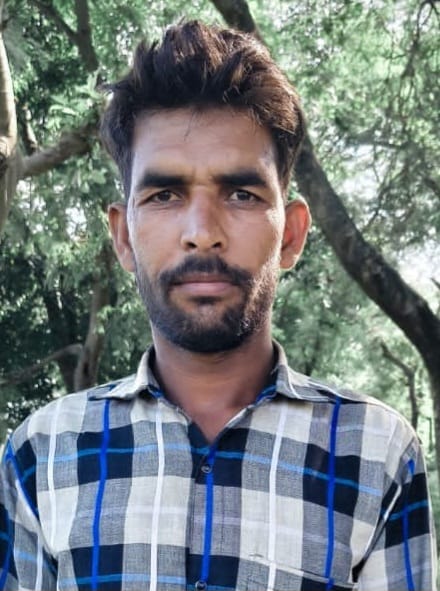 नहर में कूदी महिला की जान बचाने वाला शमशाद। संवाद