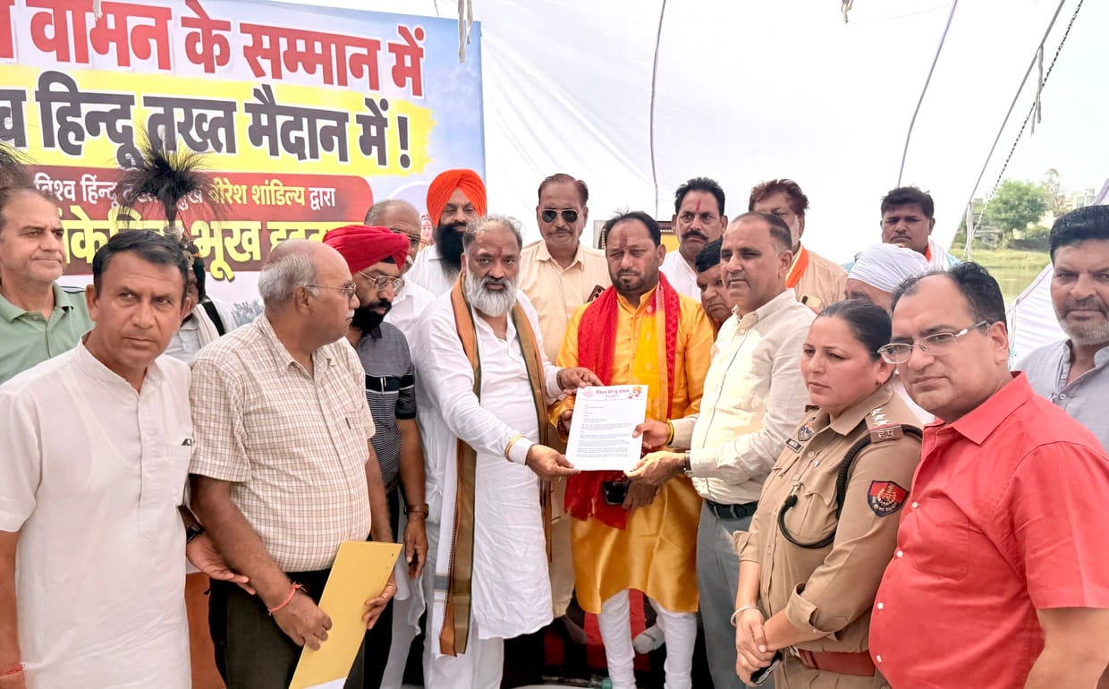 नौरंगराय तालाब के पास एसडीएम सिटी को ज्ञापन देते वीरेश शांडिल्य व अन्य। स्वयं