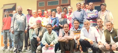 निरमंड में किसान सभा की बैठक में मौजूद पदाधिकारी और सदस्य। स्रोत : सभा