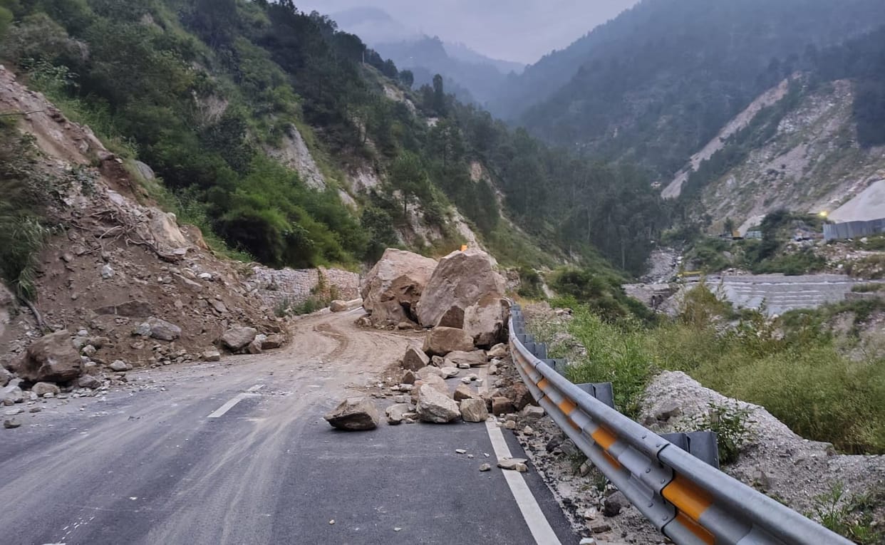 Landslide at Brauni Nala on NH-5; traffic stalled for four hours
