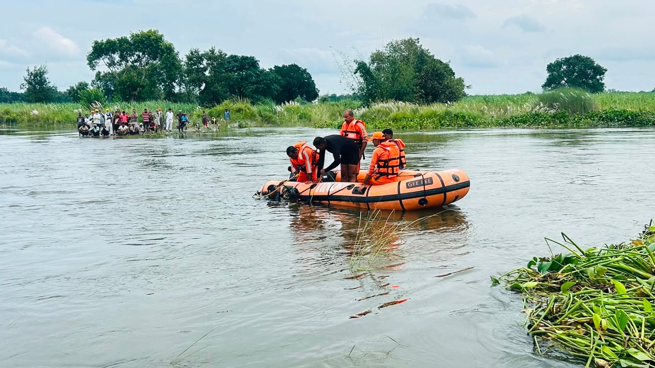 निषाद नगर घोला में बुजुर्ग की तलाश करती एनडीआरएफ टीम। स्रोत: एनडीआरएफ
