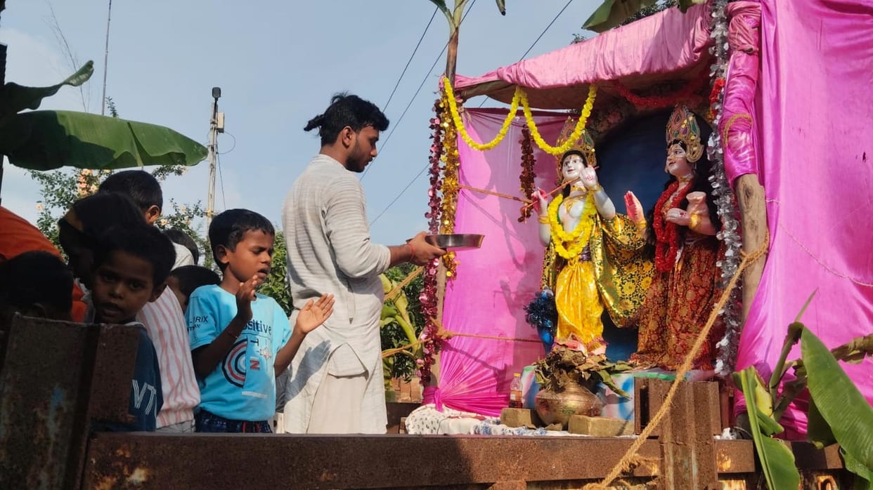 The immersion procession set out with music and fanfare.