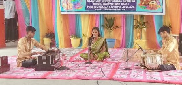नवोदय विद्यालय के कला उत्सव में प्रतिभाग करते विद्यार्थी। संवाद