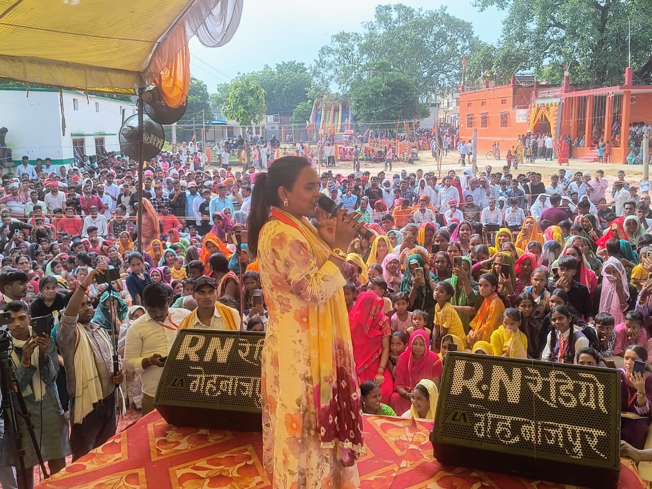 नायकडीह स्थित बाबा कीनाराम तपस्थली परिसर में भोजपुरी गायिका शिल्पी राज के भक्ति गीत सुनते लोग। 