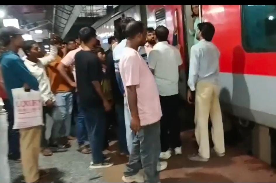 Passengers created ruckus after AC of the train broke down
