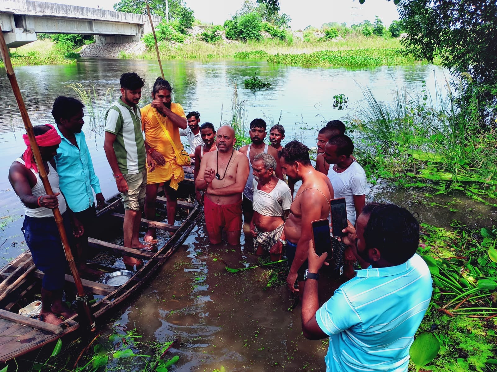 पोखरा बाजार के बगल स्थित मनोरमा नदी की सफ़ाई करते महंत व ग्रामीण।-संवाद