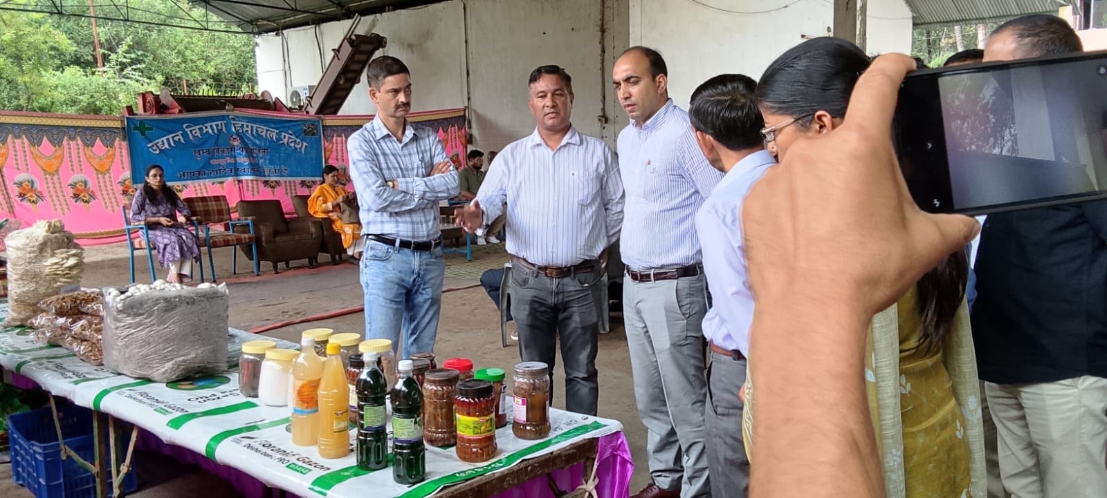 पालमपुर मशरूम प्रदर्शनी का अवलोकन करते एसडीएम डॉ ओपी यादवस्त्रोत जागरूक पाठक
