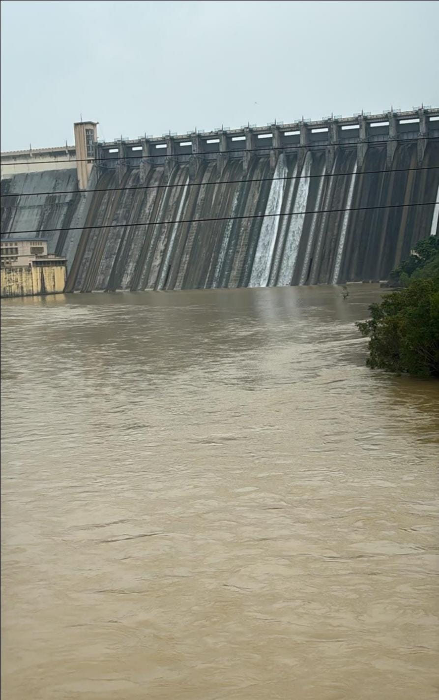 All gates of Rihand Dam closed; water level at 871.1 feet.
