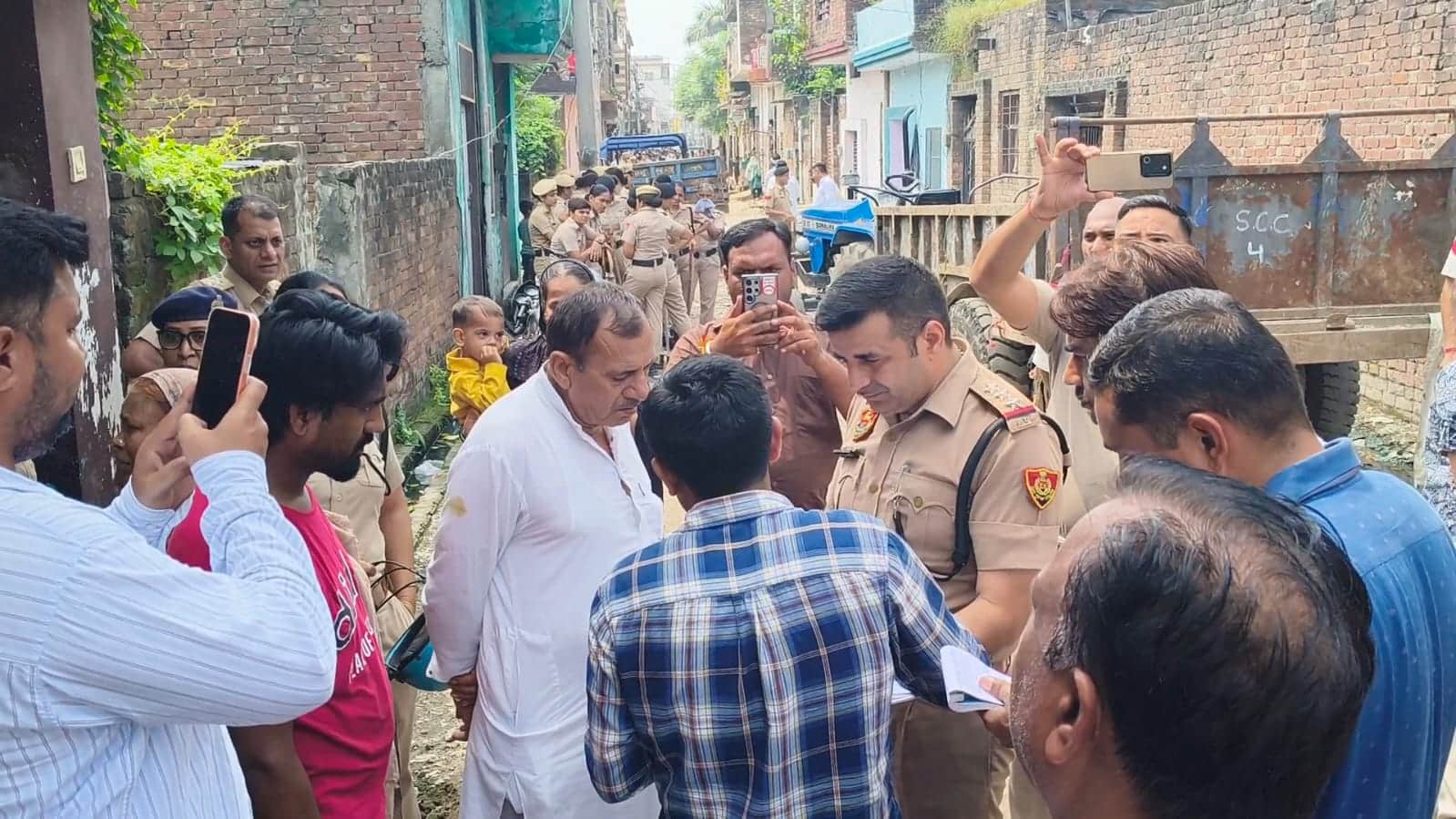 पुराना हमीदा में अवैध निर्माण तोड़ने के दौरान मौजूद पुलिस बल। संवाद
