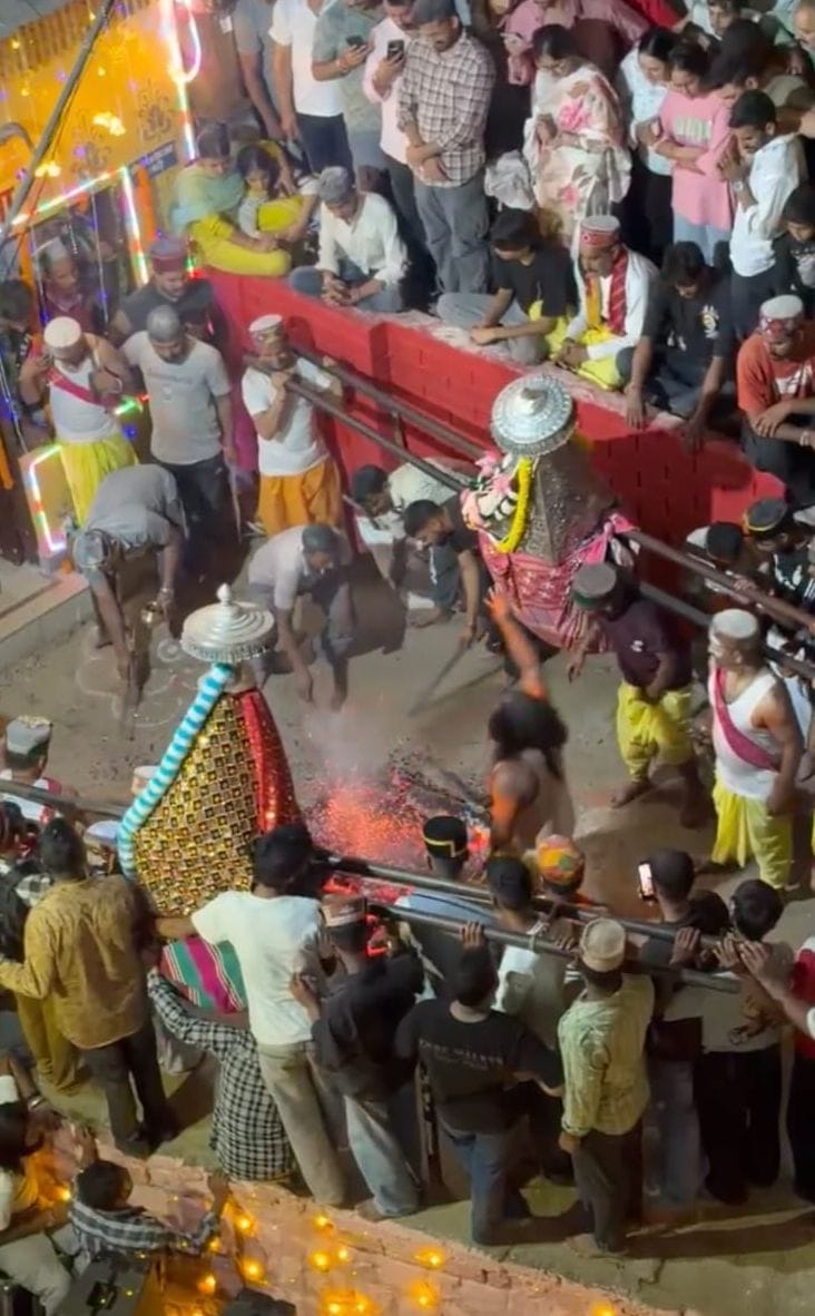 पुरानी मंडी स्थित माता चतुर्भुजा मंदिर में जाग उत्सव पर अंगारों पर चलते गूर व देव रथ। स्रोत जा