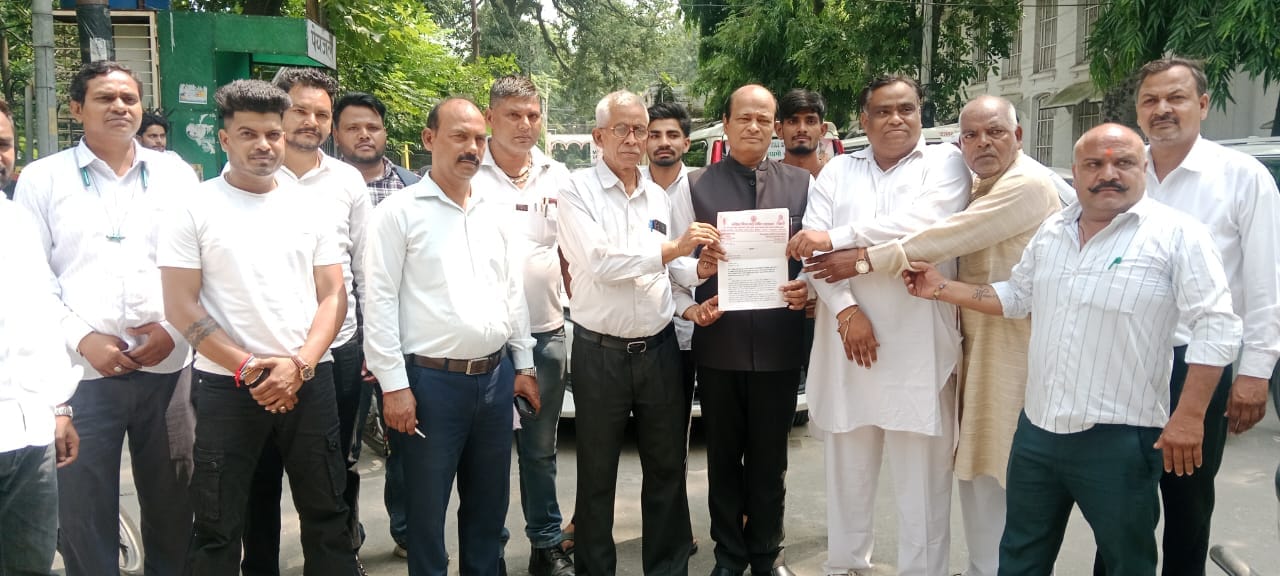 पूर्व सांसद के विरुद्ध ज्ञापन देने कलेक्ट्रेट पहुंचे अखिल विश्व क्षत्रिय पाल महासभा के पदाधिकार