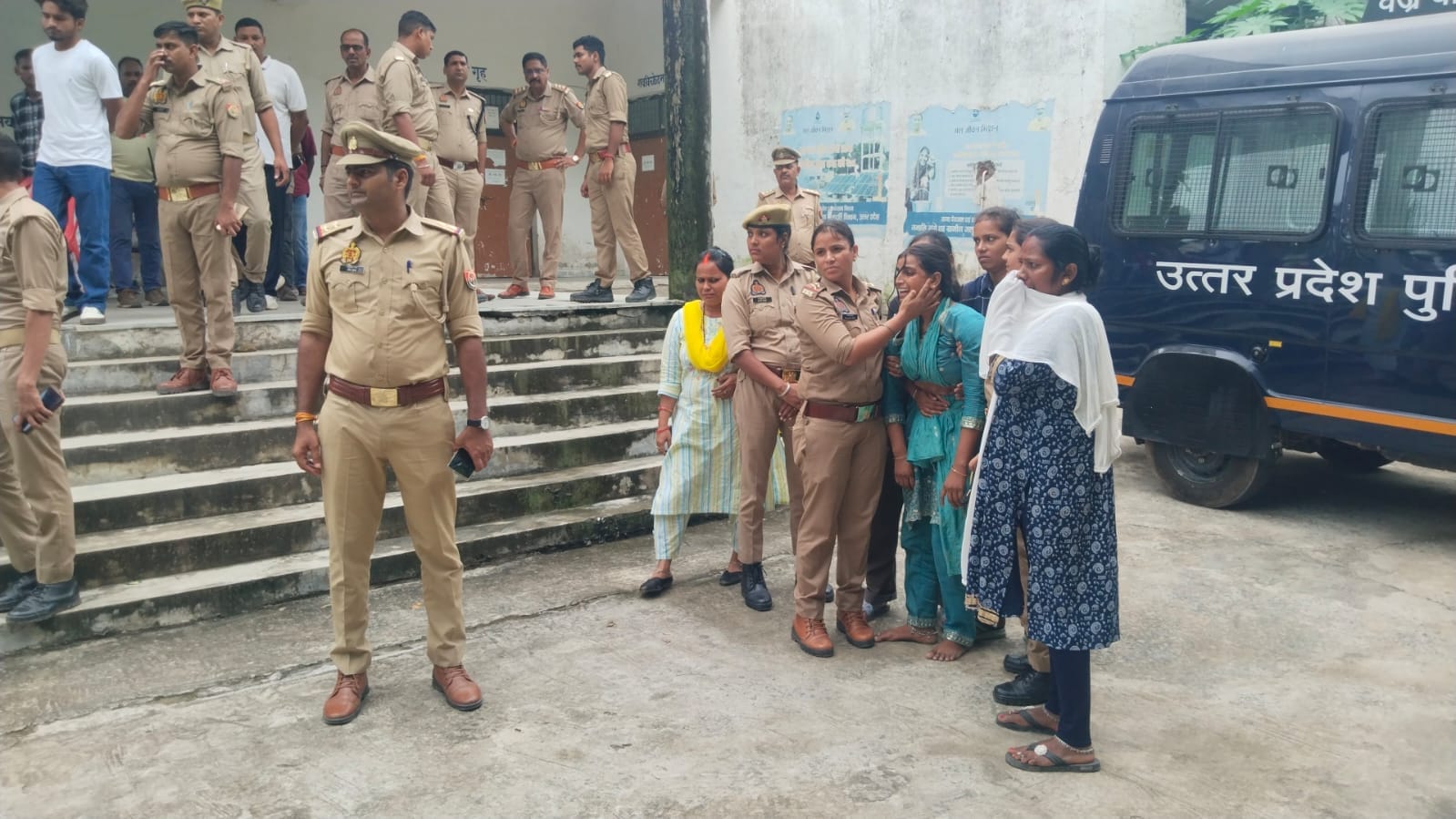 पोस्टमार्टम हाउस पर विलाप करतीं सिपाही संदीप की पत्नी रंजना को समझातीं महिला थानाध्यक्ष व अन्य।