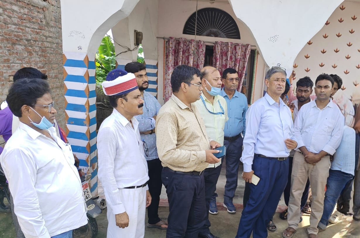 पशुहारी गांव की राजभर बस्ती में एक ही घर तीन लोगों की हुई मौत के बाद मामले की जांच करने पहुंचे 