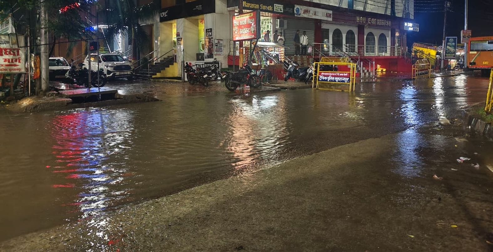 पयागीपुर चौराहे के पास सड़क पर भरा बारिश का पानी। संवाद