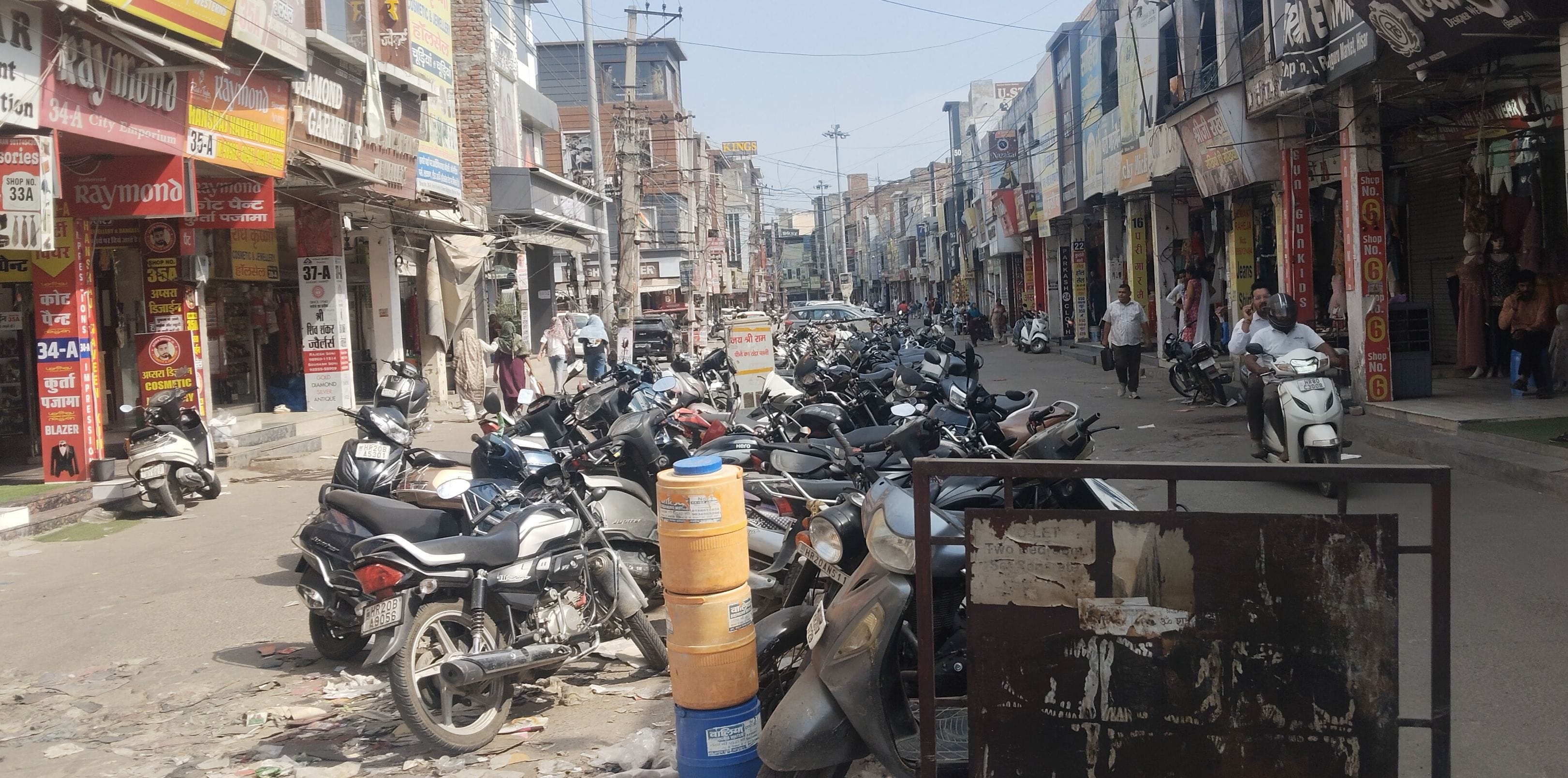 राजगुरु मार्केट में खड़े वाहन। 