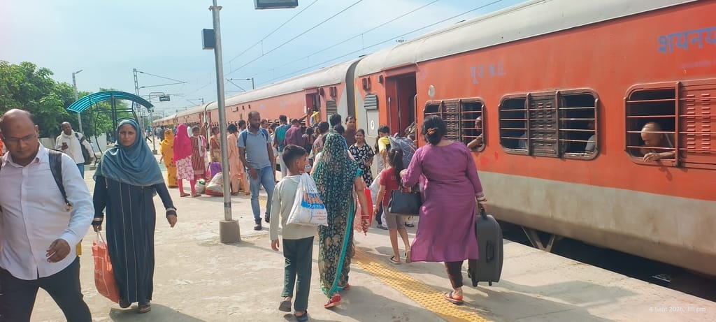 रेलवे स्टेशन पर ट्रेन पर चढ़ते यात्री।-संवाद