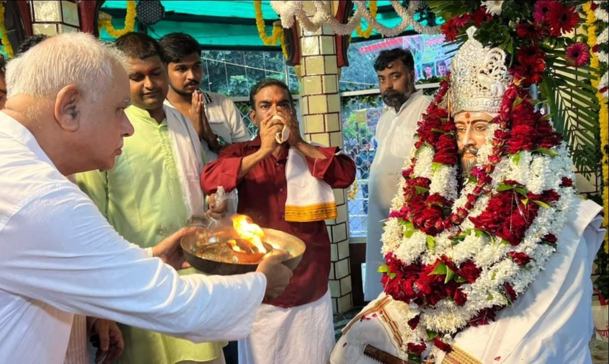 रामगढ़ स्थित कीनाराम की आरती करते लोग। संवाद