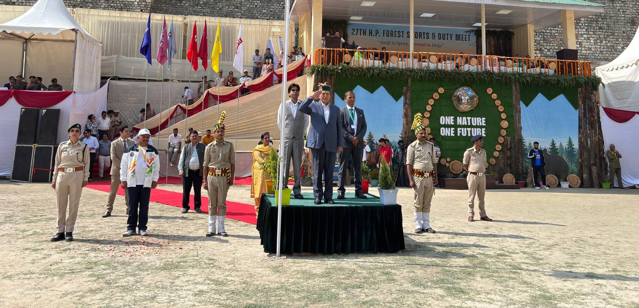 रामपुर के पाटबंगला मैदान में खेलकूद प्रतियोगिता के शुभारंभ पर मार्चपास्ट की सलामी लेते केहर सिं