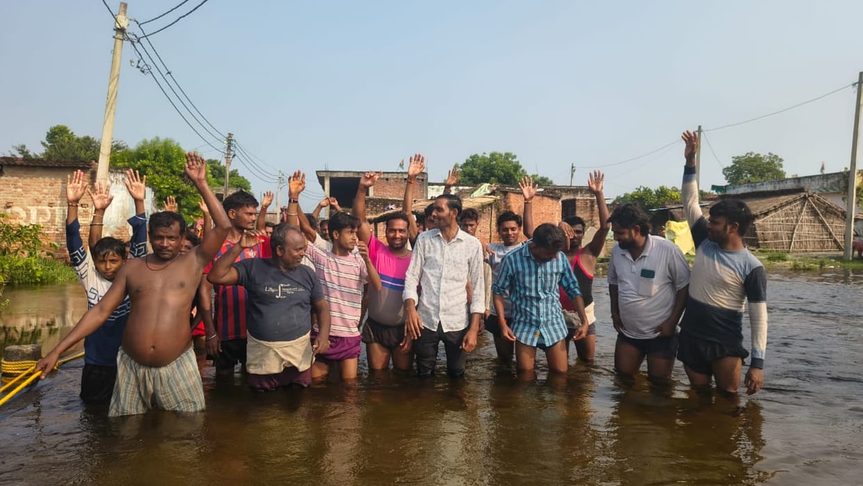 Demand for Kothi bridge by protesting amidst flood in Barotha