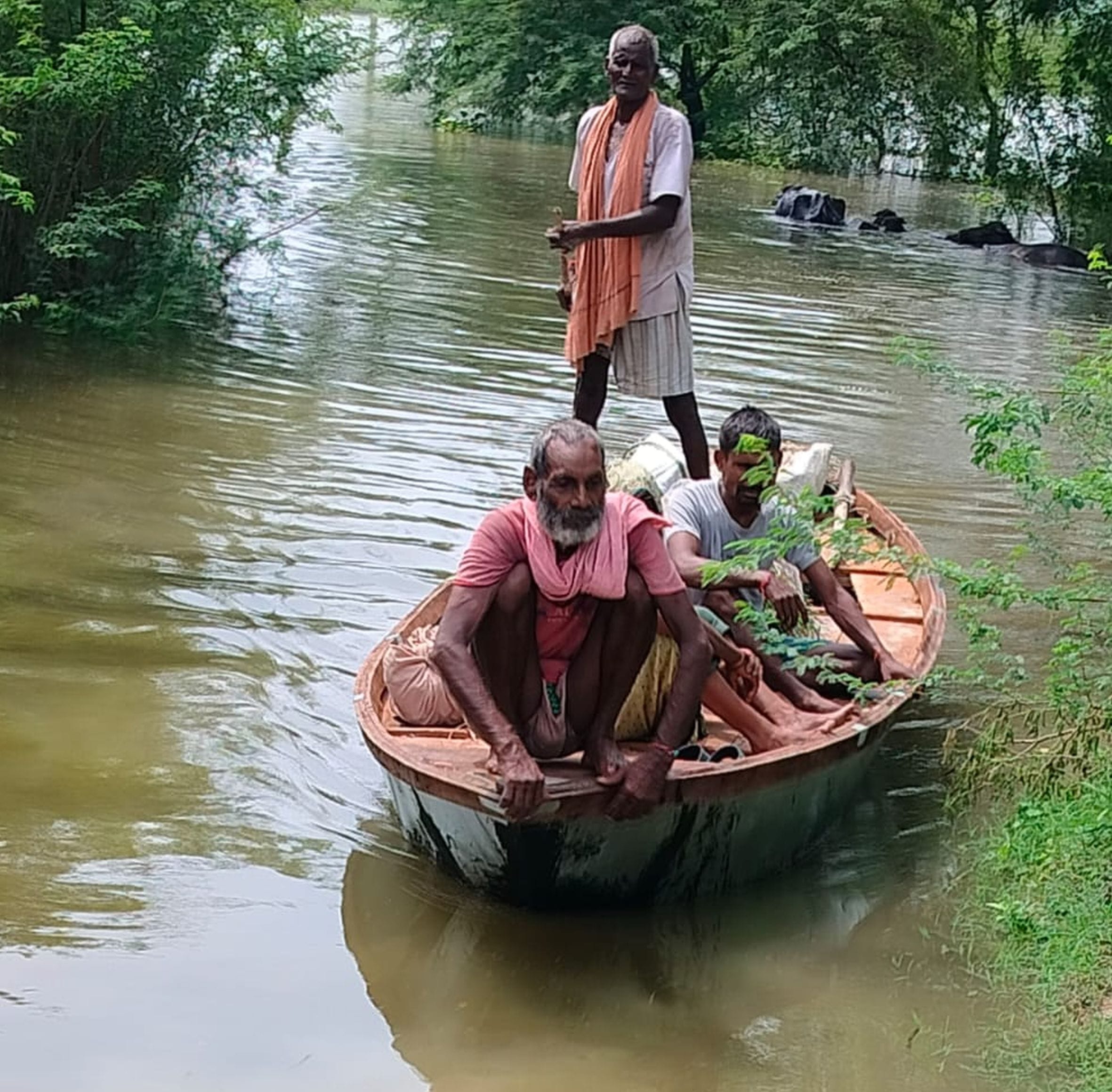 रायबरेली में डलमऊ के जमाल नगर गांव में बृहस्पतिवार को नाव से जाते ग्रामीण।  -संवाद