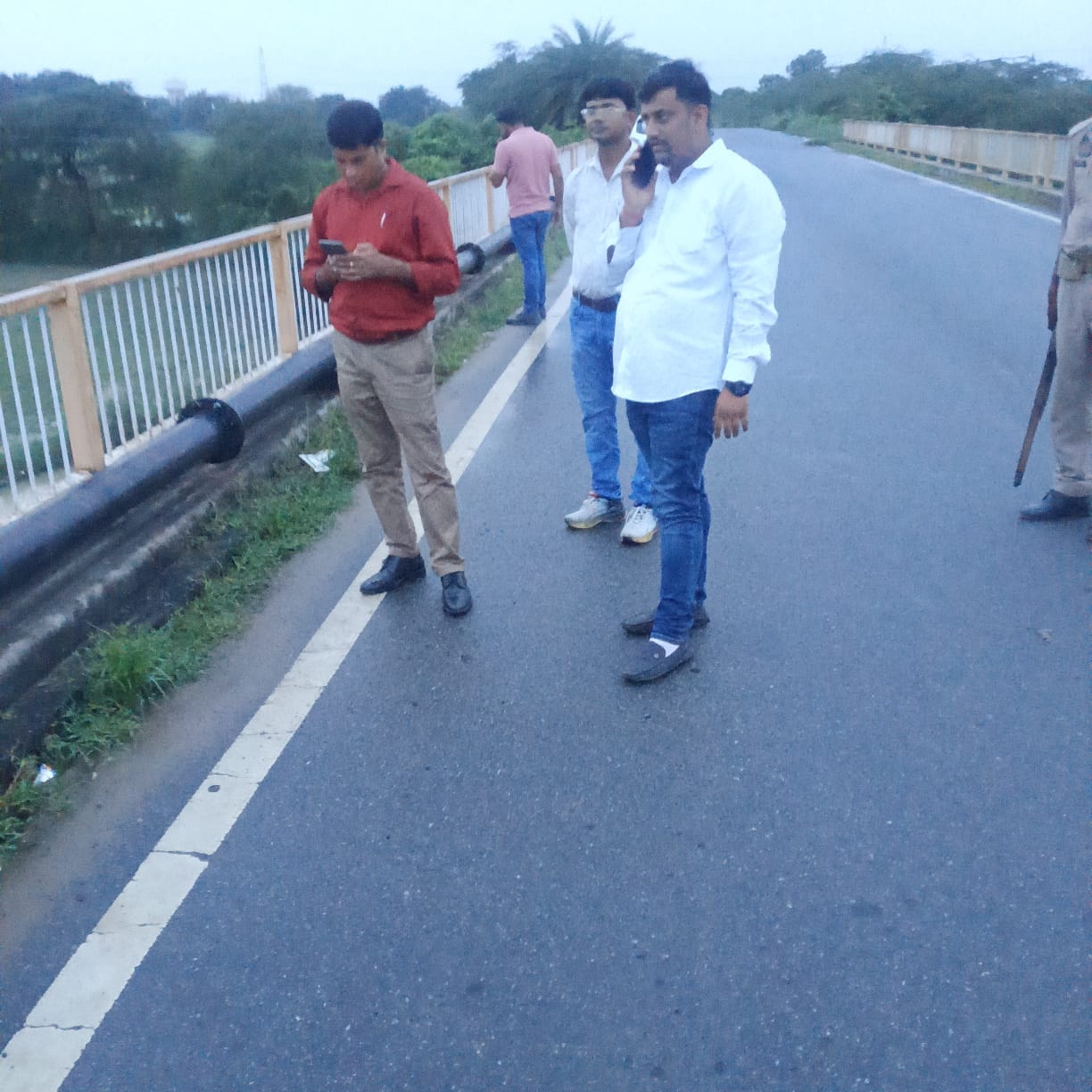 सेंगर नदी का जलस्तर देखते एसडीएम व अन्य। स्रोत: प्रशासन