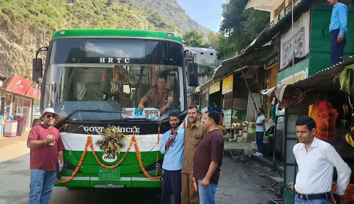 Driver distributes *laddus* as new electric bus arrives in Sainj.