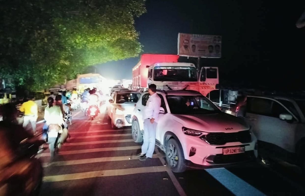DCM truck breaks down on Sanjay Setu; people stuck in traffic jam for two hours.