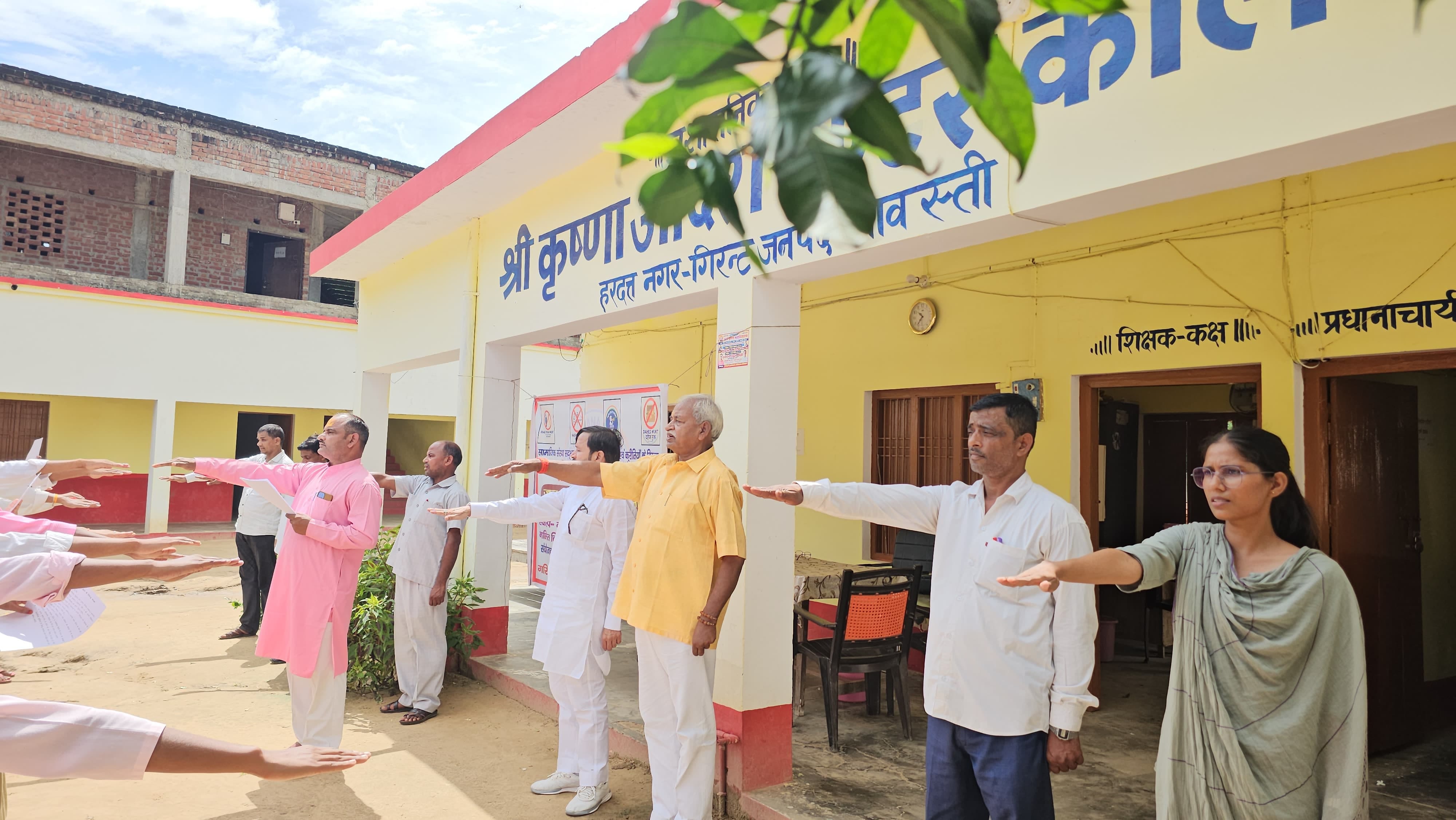 स्कूल स्वास्थ्य कार्यक्रम को लेकर शपथ लेते विद्यार्थी