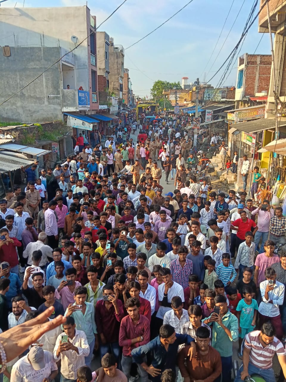 सलेमगढ़ में डोल मेले में जुटी भीड़,संवाद