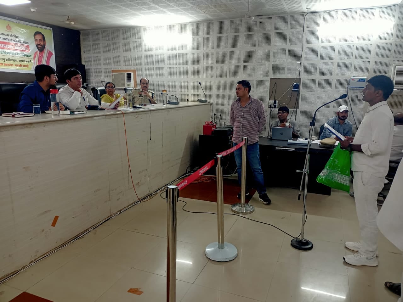 समाधान शिविर में समस्याएं सुनते हुए अधिकारी। 