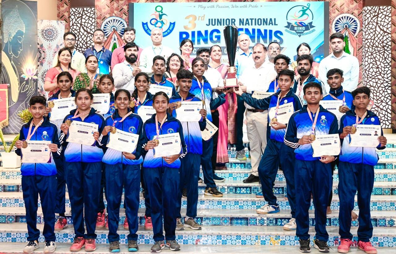 सनबीम स्कूल परिसर में चल रहे रिंग टेनिस चैंंपियनशीप प्रतियोगिता में अव्वल टीम को शील्ड देकर सम्
