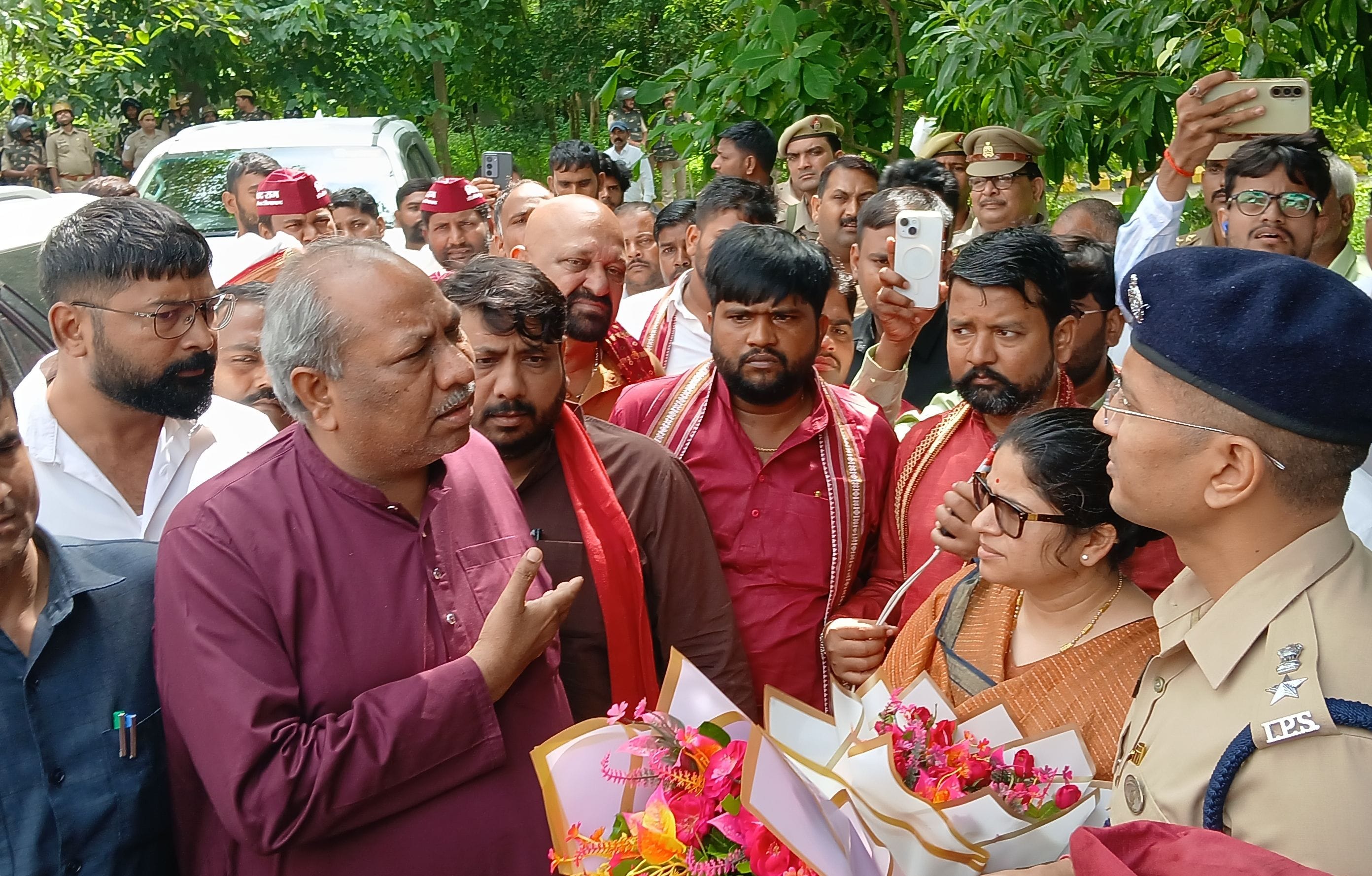  सर्किट हाउस में डीएम प्रियंका निरंजन व एसपी अभिषेक से बात करते कैबिनेट मंत्री डॉ. संजय निषाद।