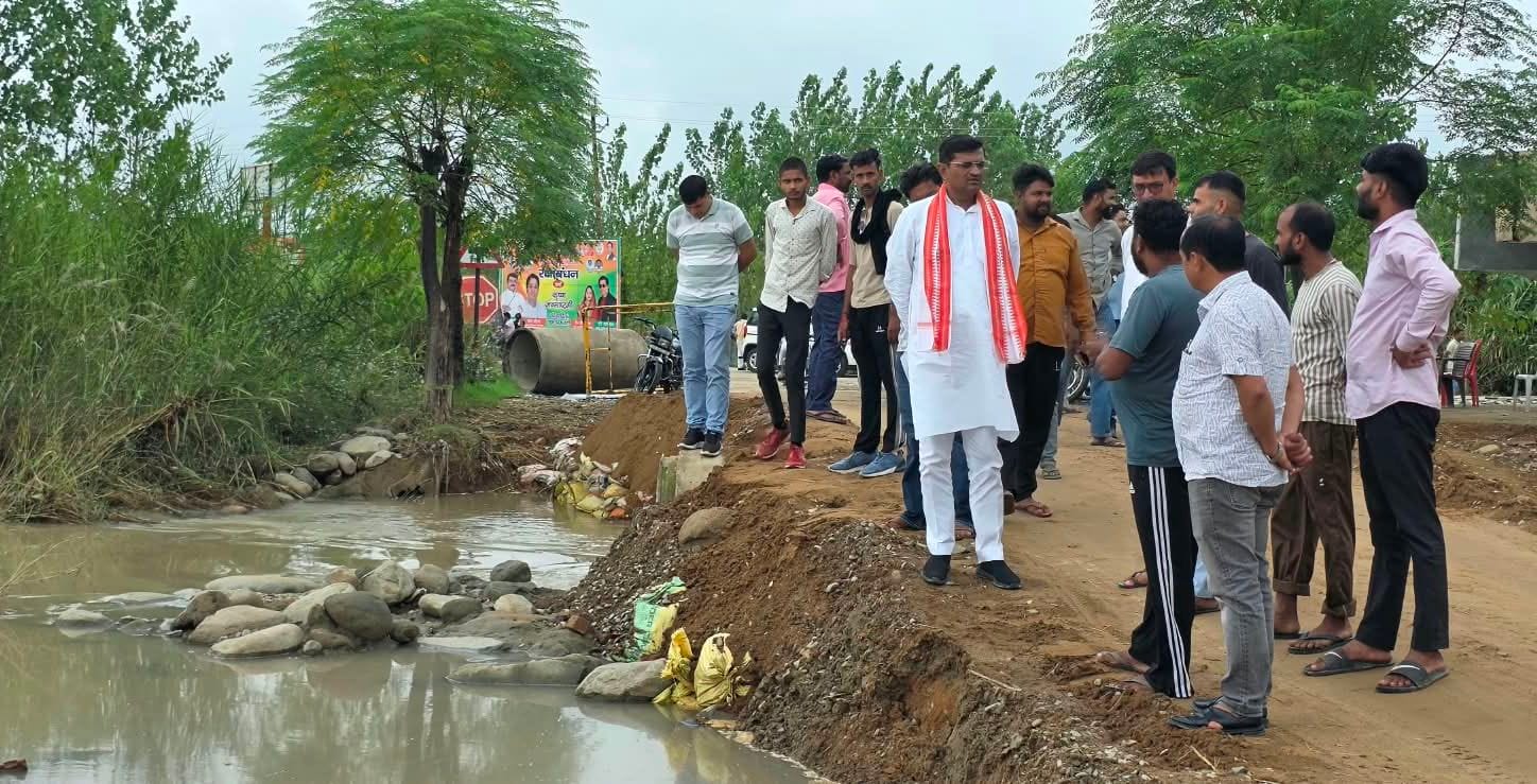 स्टेट हाईवे बहसूमा-ठाकुरद्वारा पर पांडवनगर पुलिस चौकी के निकट बाढ़ के पानी से क्षतिग्रस्त सड़क 