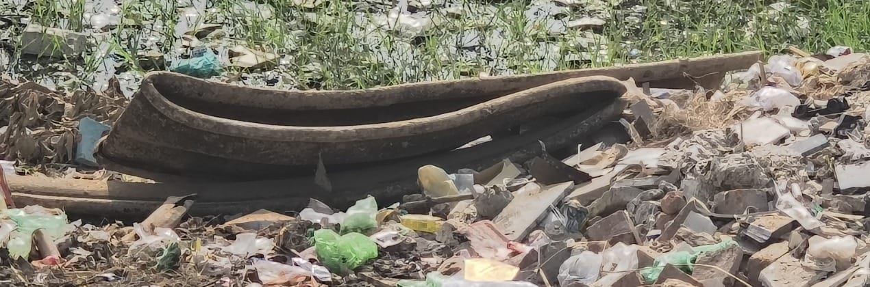सुंदर नगर में खाली जगह पर पड़ा हुआ रेलवे का क्रैश बैरियर।