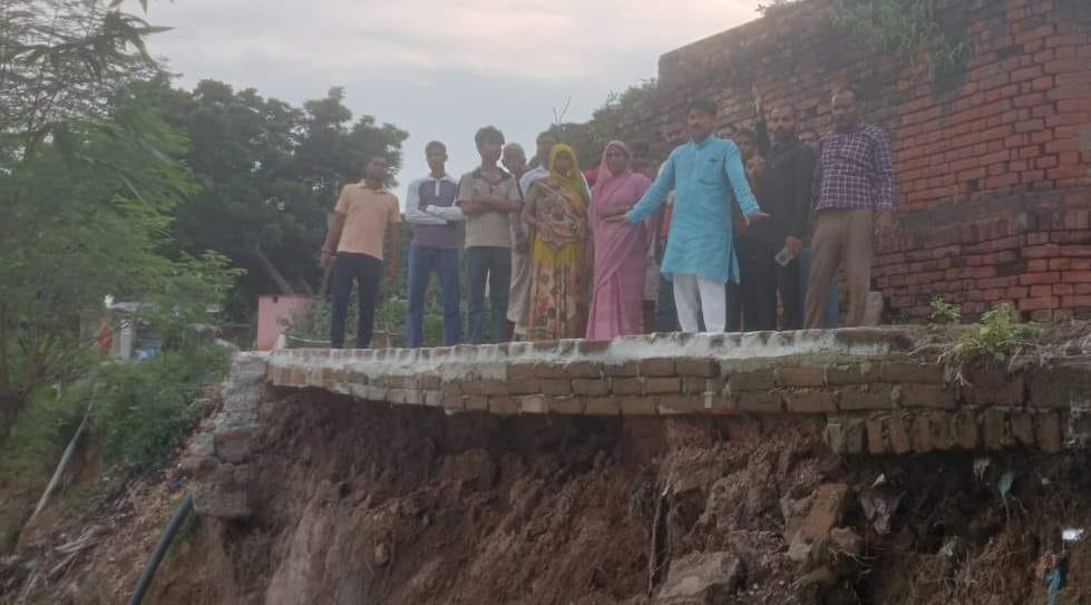 सुदाव गांव में कटान को दिखाते जिला पंचायत सदस्य रमेश यादव। स्रोत:-स्वयं