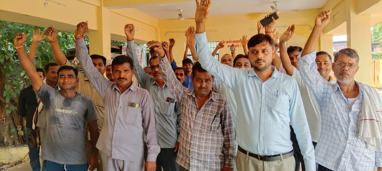 शाहगंज में विरोध करते रोडवेज कर्मचारी संघ के सदस्य। स्वयं