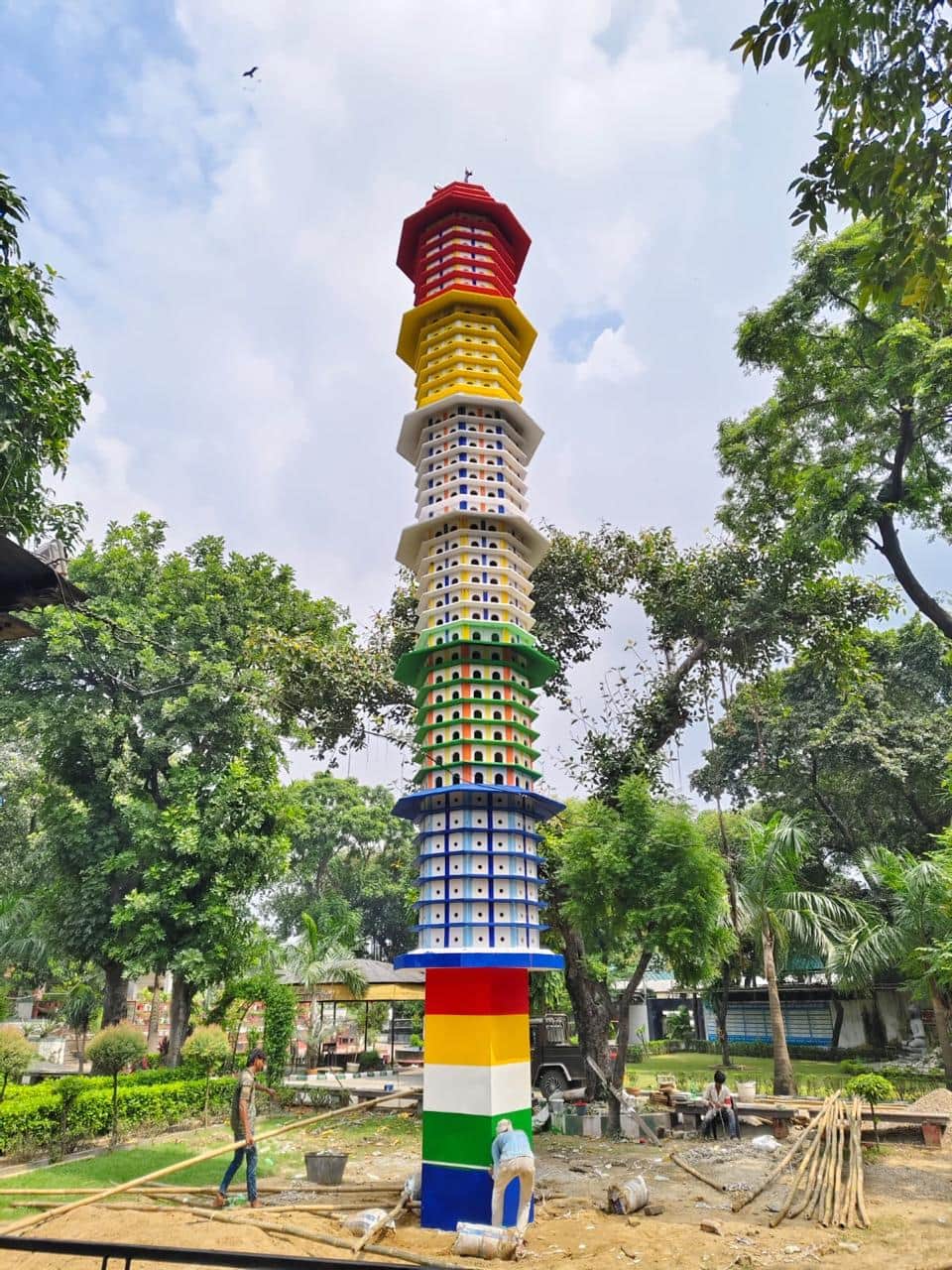 श्मशान घाट परिसर में पक्षियों के लिए बनाया गया टावर। संवाद