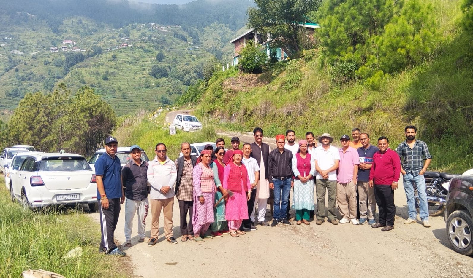 शमशर-पनेई सडक़ निर्माण शुरू होने पर ग्रामीणों ने जताई खुशी। संवाद